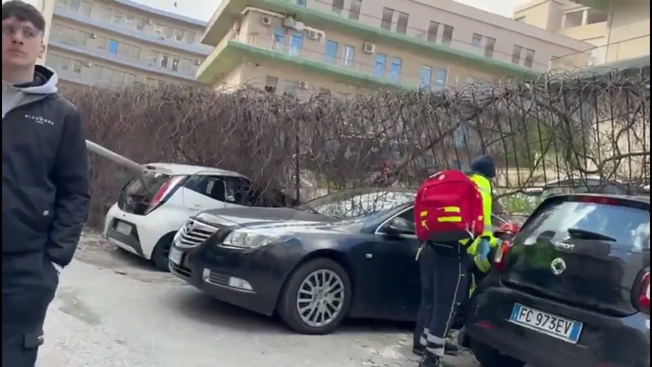 Crolla un muro in via Nairobi a Palermo, un uomo sotto le macerie