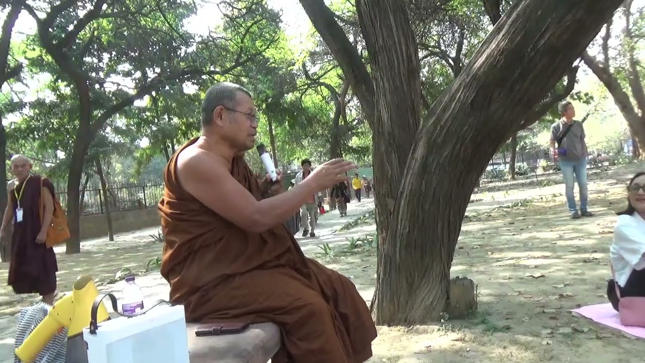 เข้านมัสการพุทธสถานที่แสดงมหาสติปัฏฐานสูตรที่บ้านกัมมาสะธัมมะ ในอุตตรประเทศ ประเทศอินเดีย