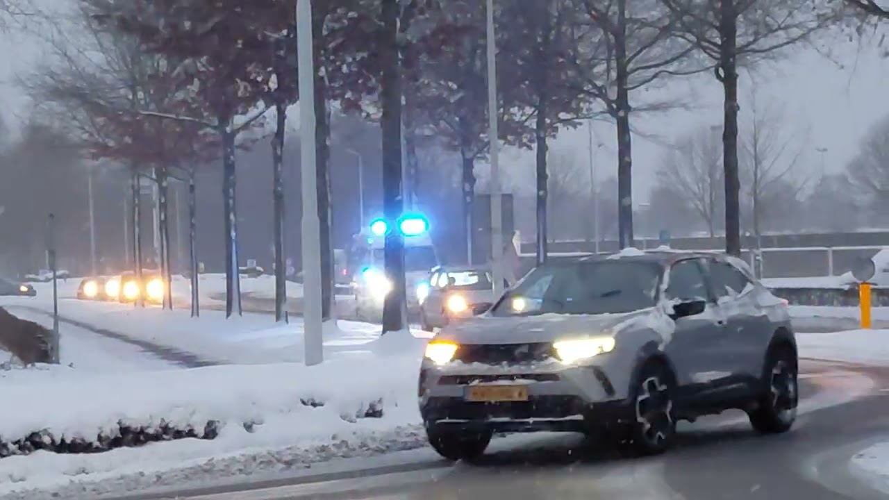 [Sneeuw] A1 Ambulance 22-131 met spoed naar een melding in best 