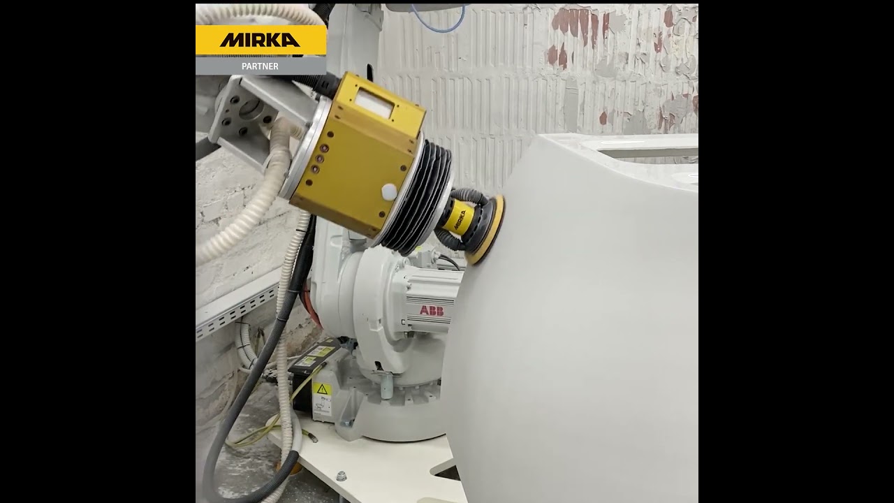 Sanding bathtubs with the robotic sander Mirka® AIROS