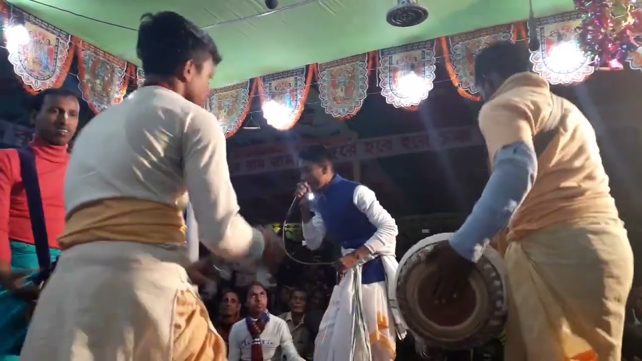 ওউ আইলো ওউ আইলো দেখো ।।।  বিধু দাদার নামযজ্ঞে ধামাইল কীর্তন টা দেখুন মনে কি আনন্দ লাগে,, জয় রাধে। 