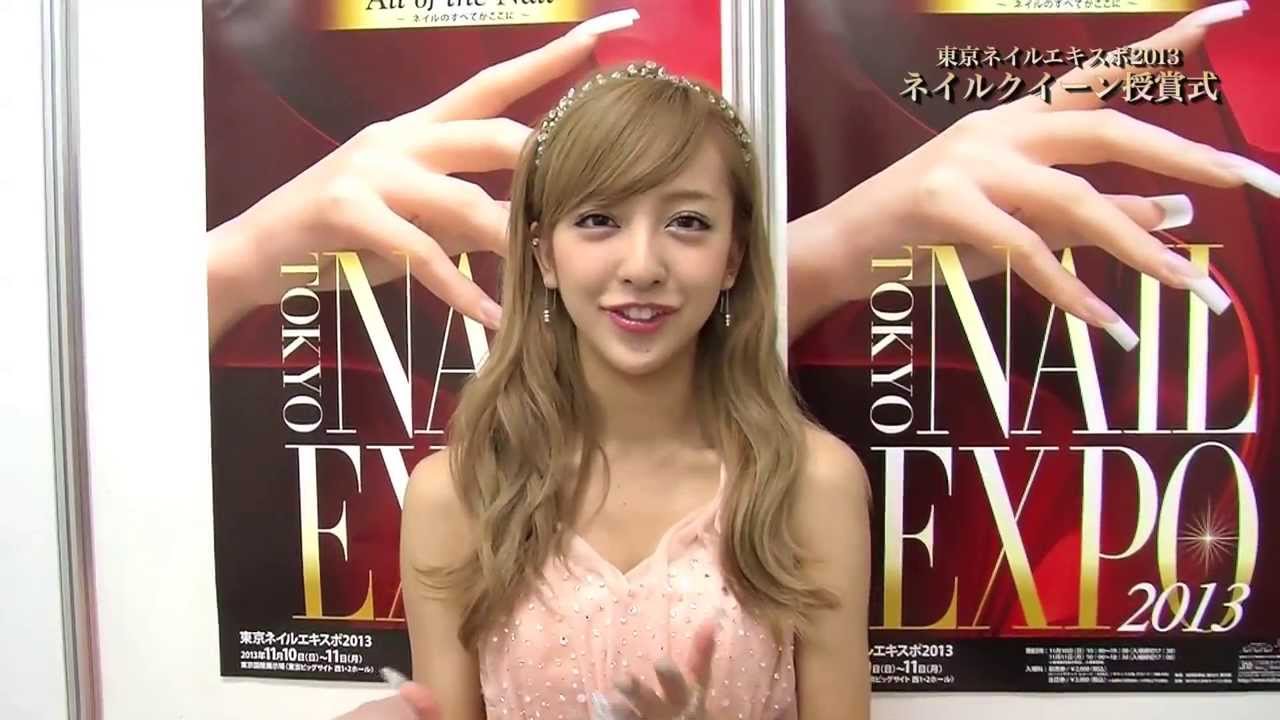 【板野友美】こだわりのネイルを披露！