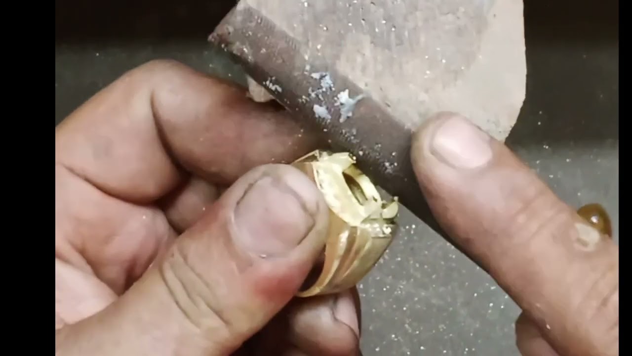 The process of making a 70% gold sapphire and diamond ring from Yello @MasrizalZoni 