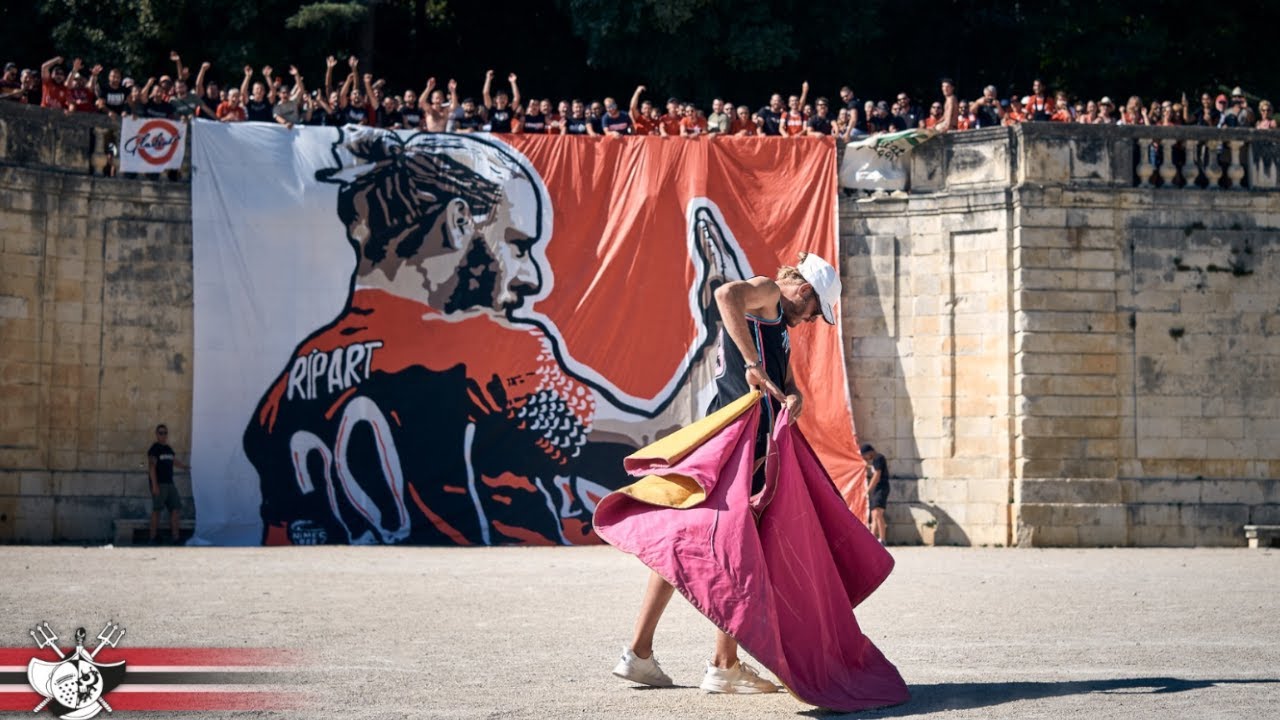 Quand Renaud Ripart reçoit un hommage surprise des supporters du Nîmes Olympique...