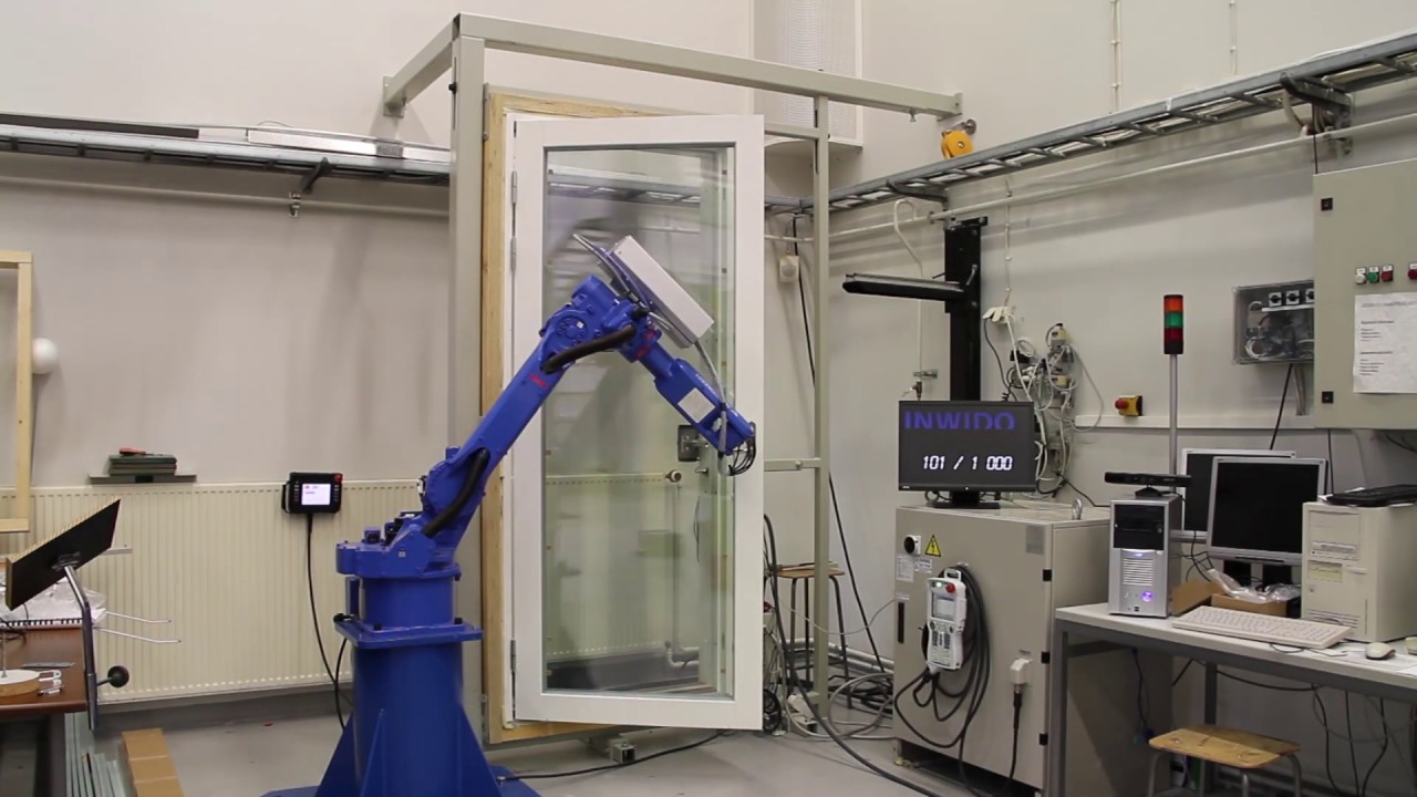 Parvekeoven saranoiden testaaminen robotilla | Tiivi