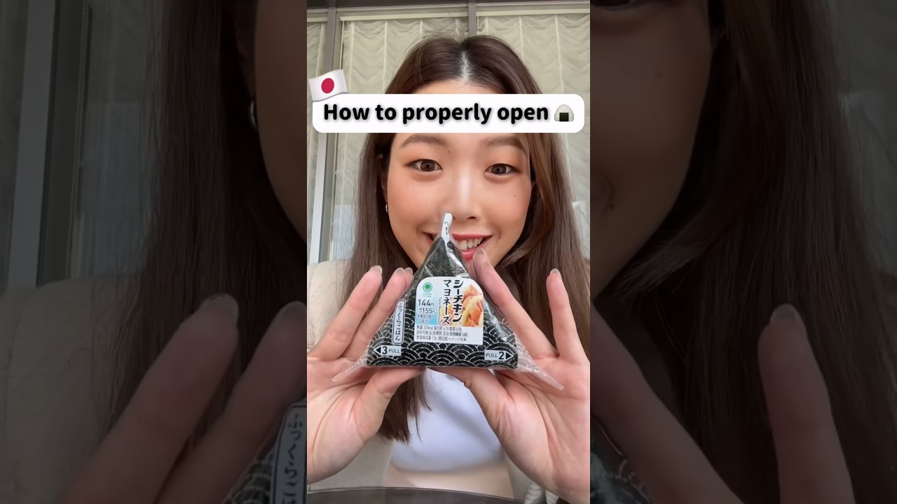 How to open an onigiri properly 🍙🇯🇵