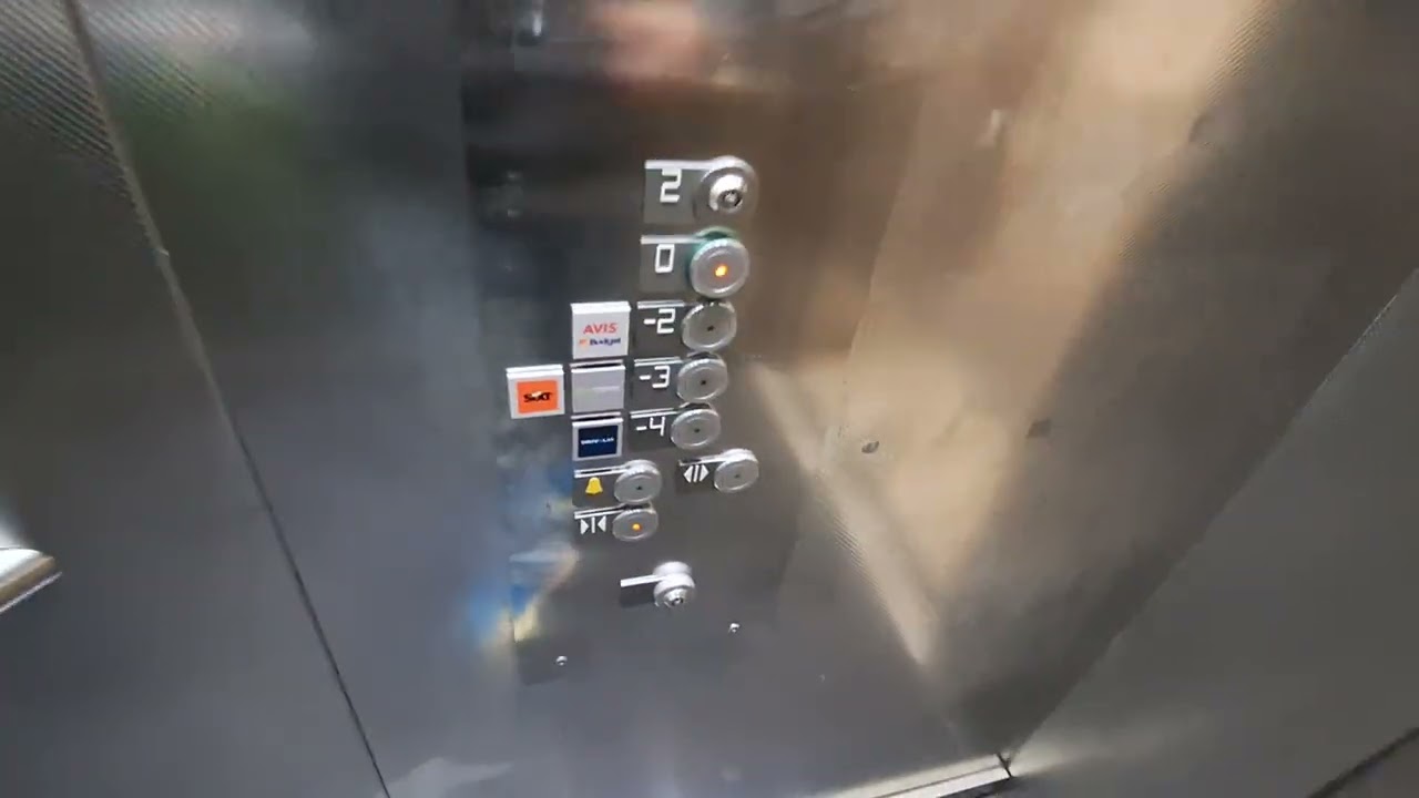 Подъемники Kone на парковке Q-Park, OMNi Centre, Эдинбург.