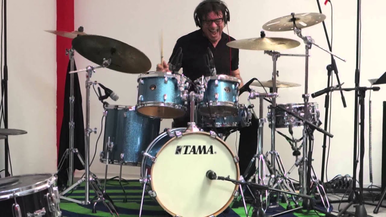 Walter Calloni suona su un brano di Steve Vai