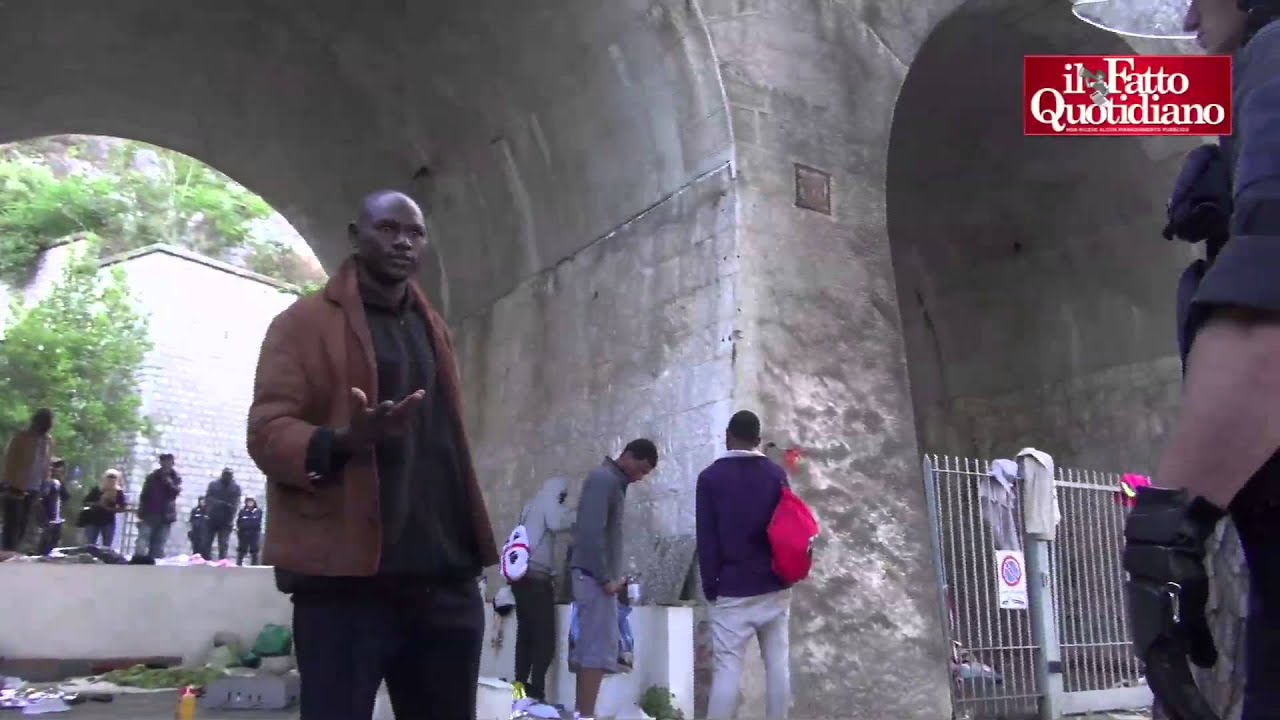 Migranti, tensione a Ventimiglia: polizia sgombera profughi. Che resistono: “Non ce ne andiamo”