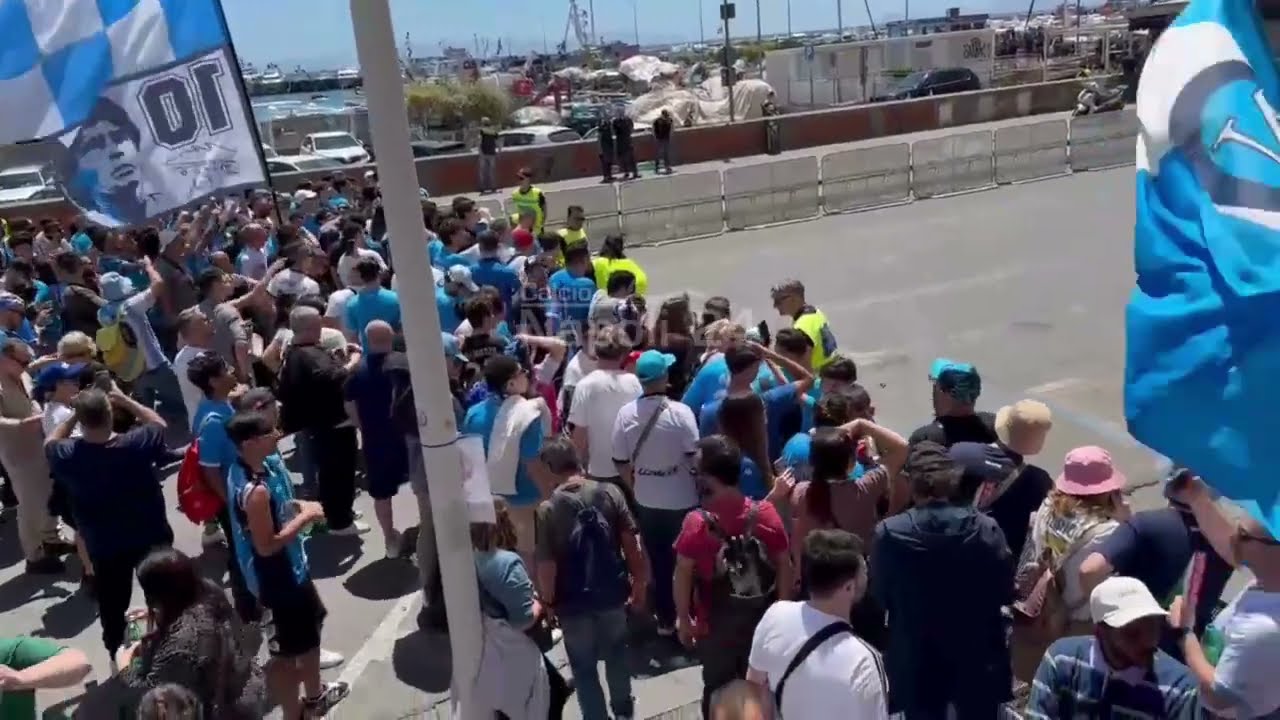 Festa Scudetto Napoli LIVE 💙 Tifosi attendono il bus scoperto al Lungomare