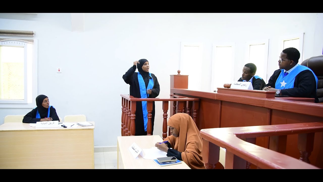 Ardayda Kulliyadda Sharciga oo soo bandhigay jilliin maxkamadeed oo ku baxaya afka Carabiga.