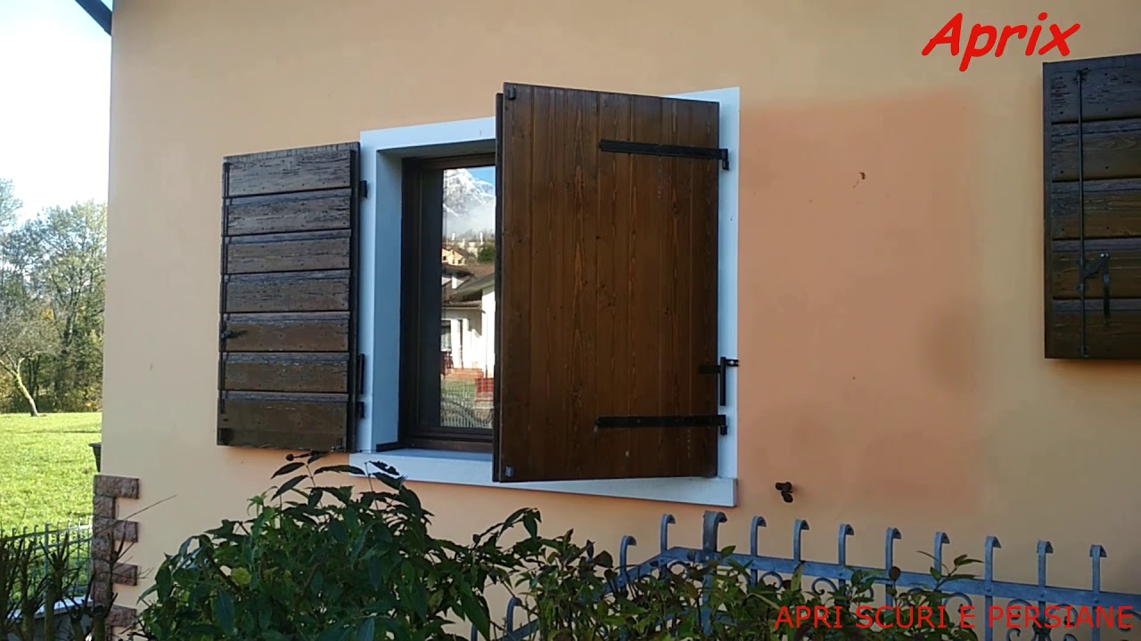 Apri scuri persiane Aprix dall'interno.