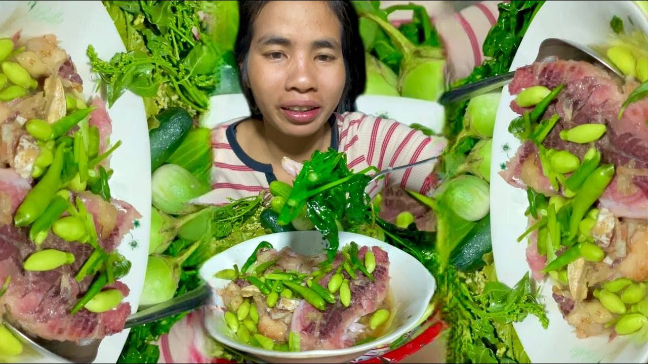 Steamed dumplings and grilled pork belly with sauce