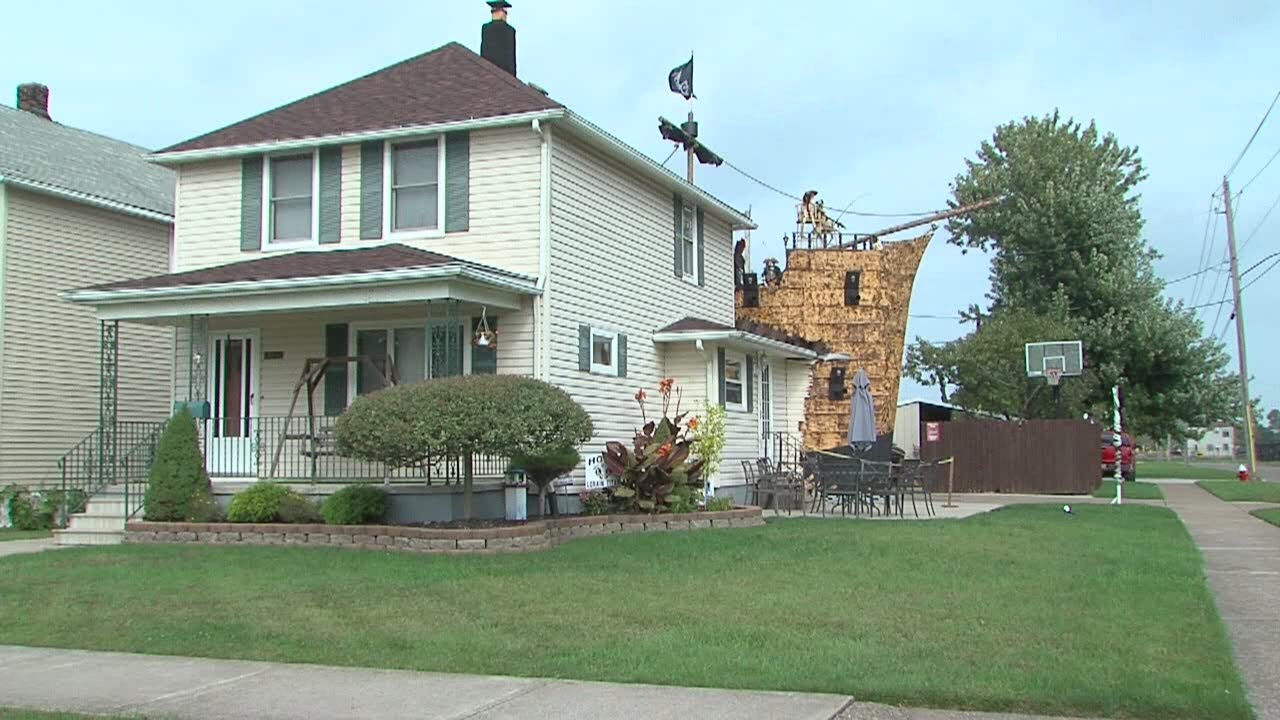 Pirate ship halloween display wows Lorain neighborhood
