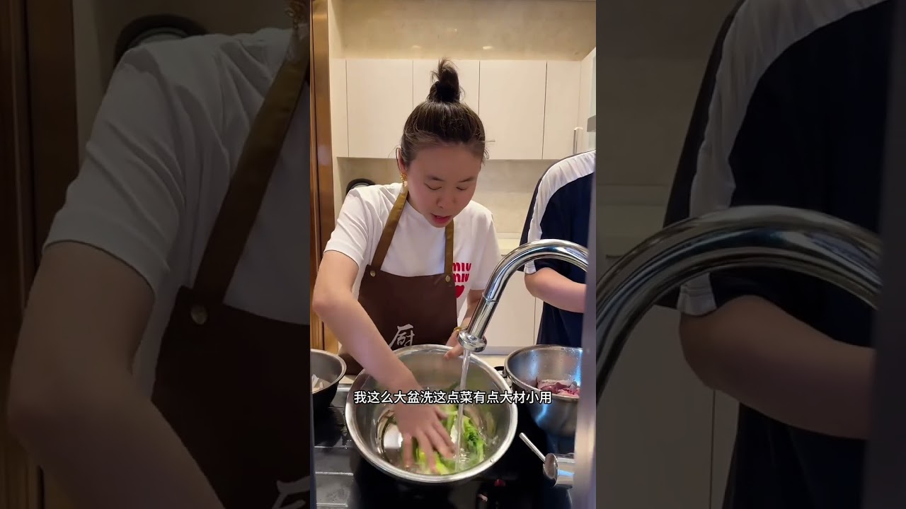 今天跟大叔一起做了钵钵鸡，之前大叔的工资一直是7000但很多网友们觉得太少，希望我能给大叔涨工资，网友们的想法我很认可，可上个月给大叔涨了20000网友们又说工资太高了，到了给大叔发工资的日子