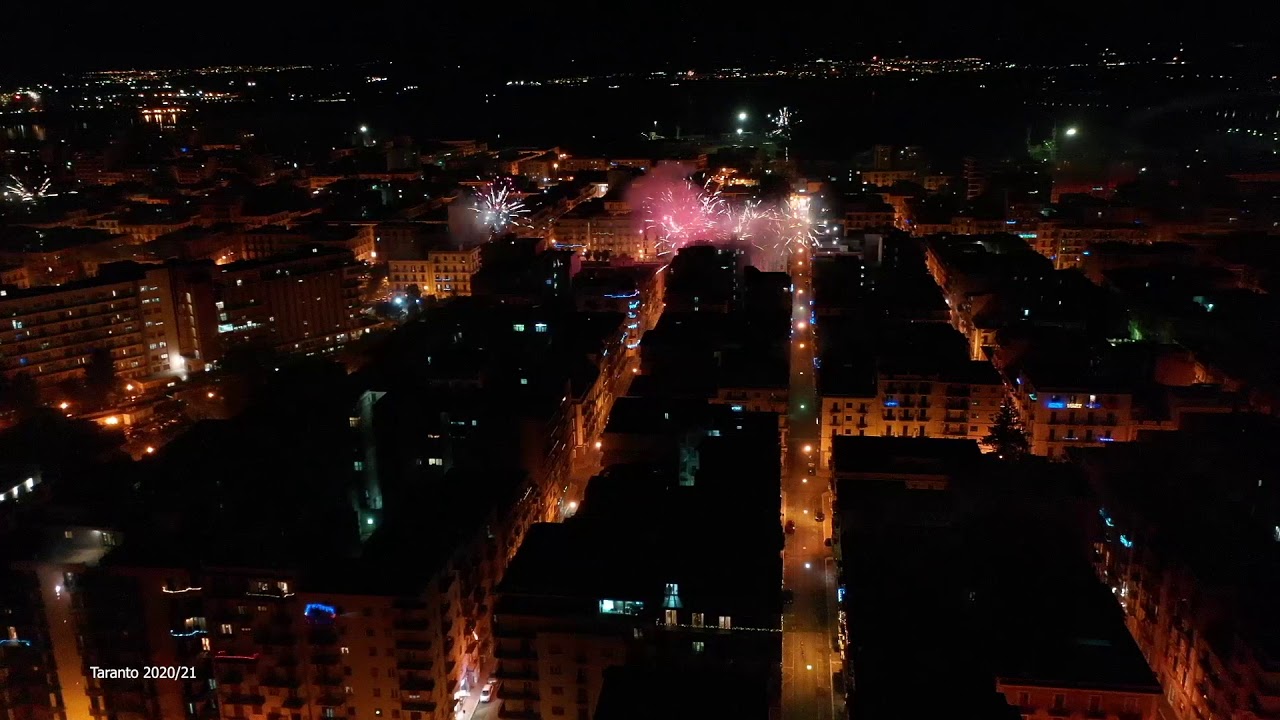 Taranto esplode di gioia per accogliere il 2021 - video Francesco Manfuso