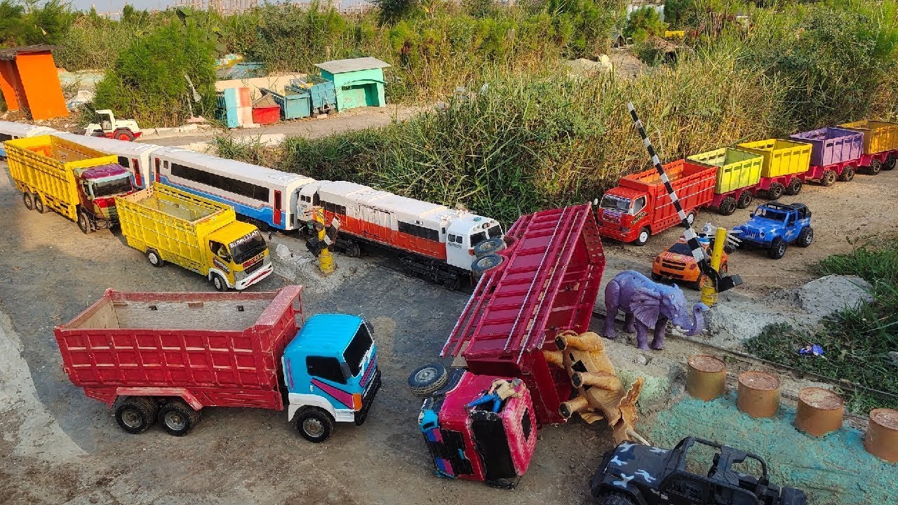 Truk Tronton ditabrak Kereta Api panjang Lokomotif cc206 cc201 Narik Gerbong Panjang di Perlintasan