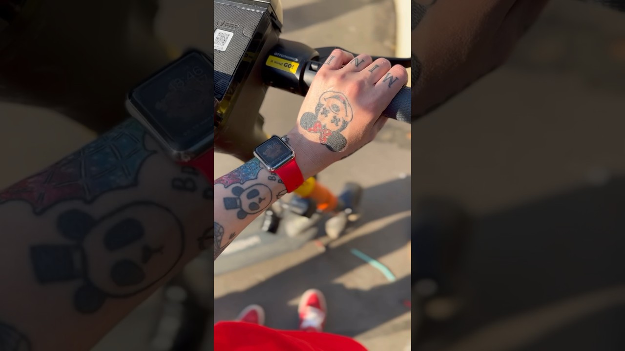 Прокатимся по МСК? #artadelina #насамокате #tattoo #cityriding