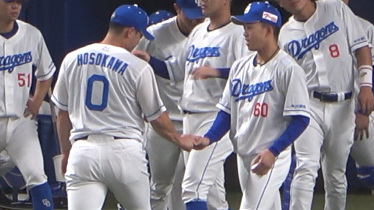 準備運動の動きに合わせた体勢で次々と細川にベタベタ触れまくる岡林（笑） (2023/04/05)
