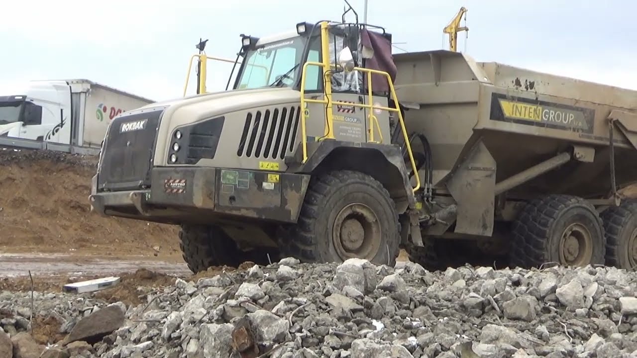 Budování nové obří dálniční křižovatky na jihu Brna .
