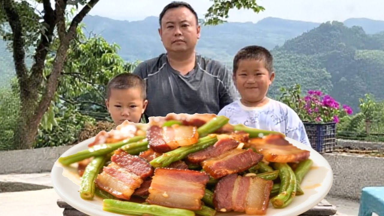 懂事两兄弟心疼爸爸，自己帮爸爸做力所能及的农活，减轻爸爸的负担！#亲子 #萌娃 #美食 #农村
