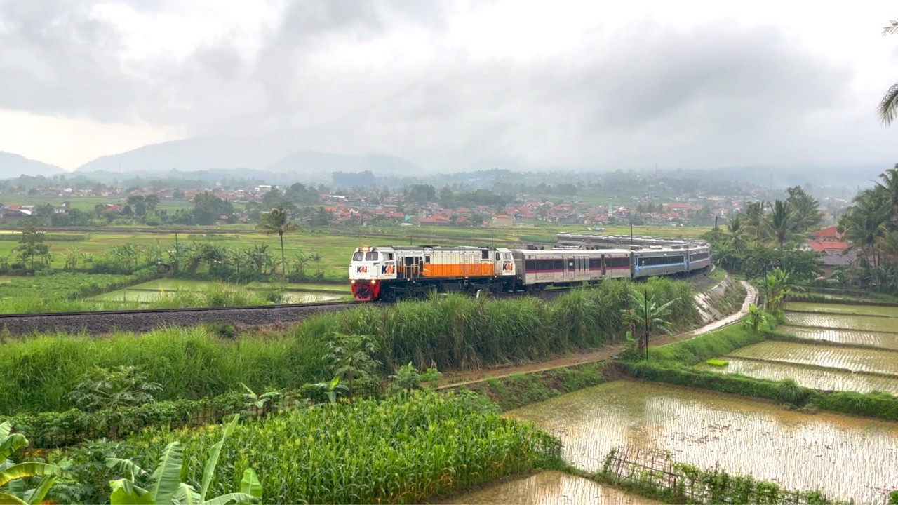 SILATURAHMI RAILFANS SEKALIAN HUNTING KERETA API BARENG DI TIBER KADUNGORA