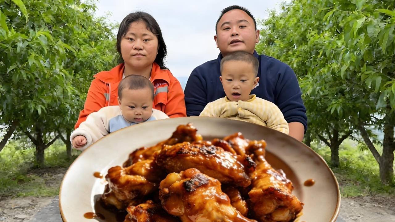 懂事儿子心疼干活的爸爸妈妈，不仅会陪妈妈干活，还知道帮着妈妈一起挖笋！！