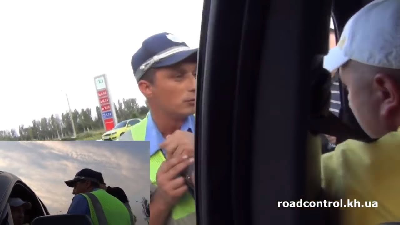 Crazy Driver Grabs Armed Police Officer By The Collar