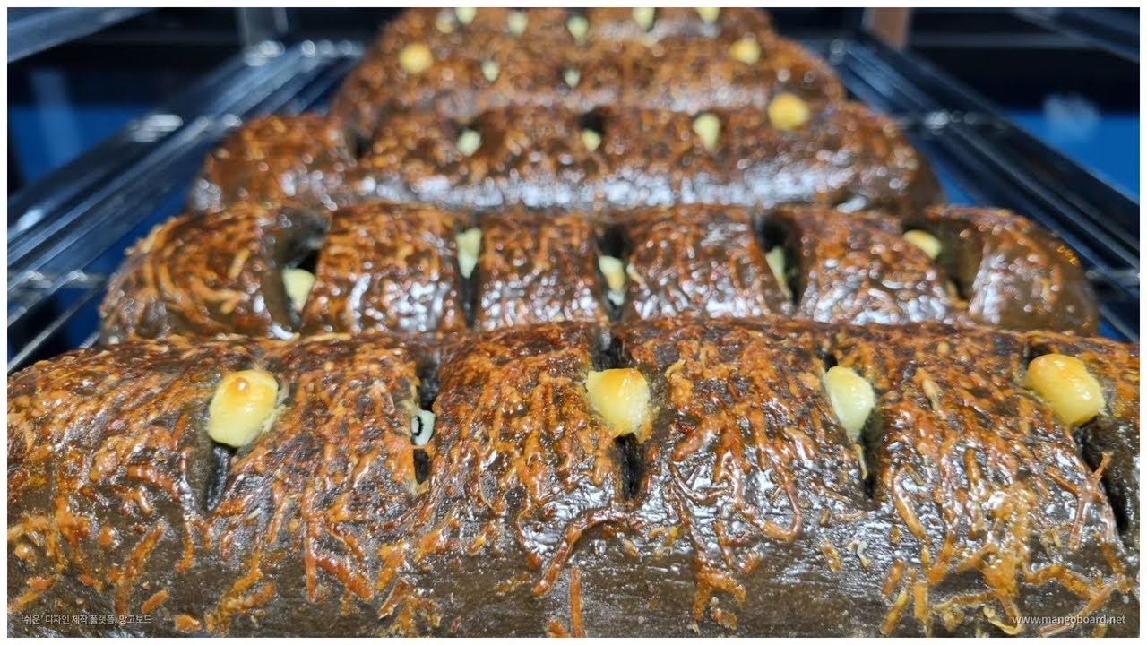 소바미 베이커리 카페에서 오징어 먹물 토마토🍅 빵 드세요~~ Squid ink tomato bread
