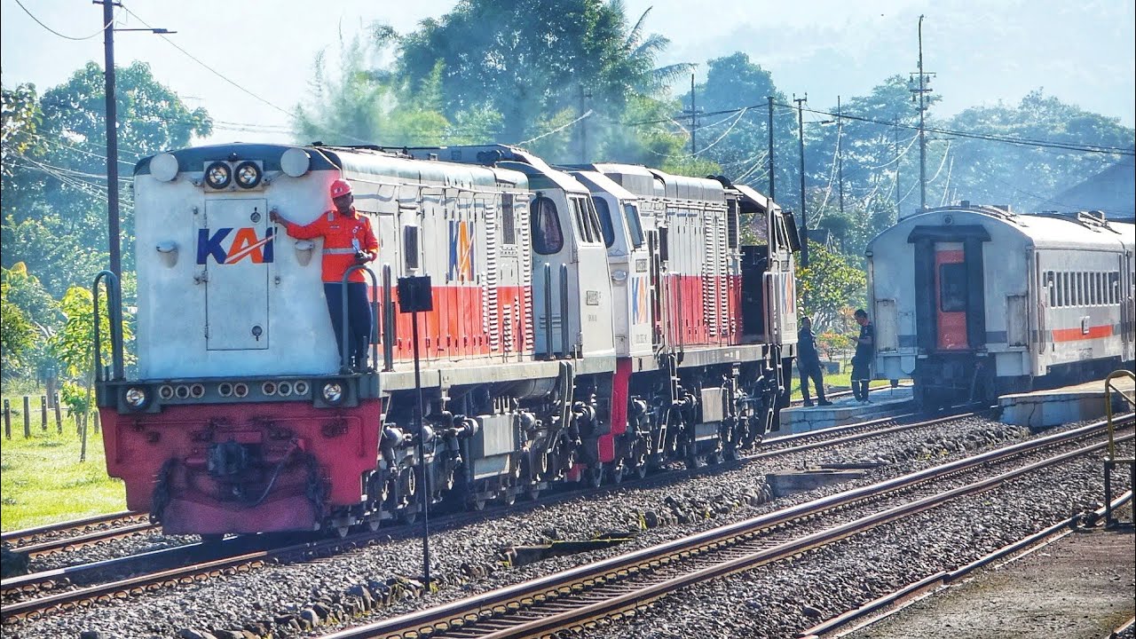 PERGANTIAN LOKOMOTIF MOGOK DI STASIUN CIBATU TERPAKSA HARUS MAJU MUNDUR !