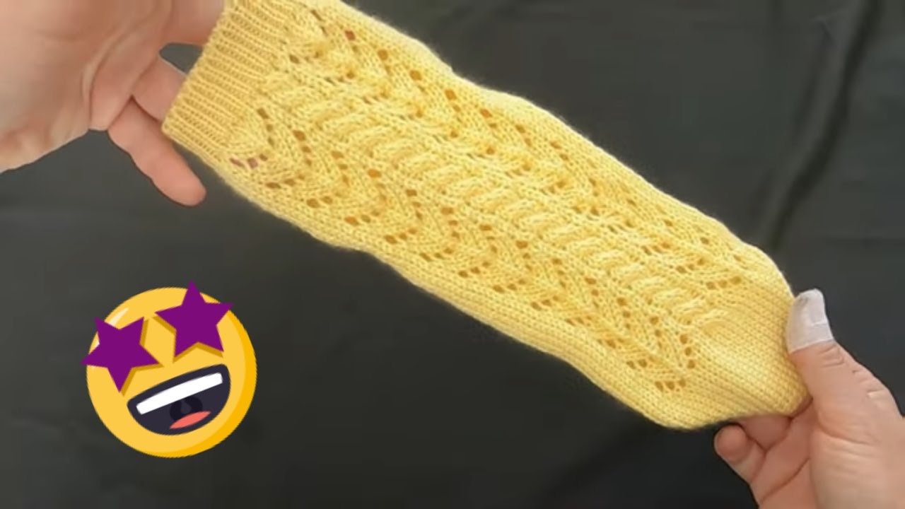 meia com desenho no dorso feita em máquina de tricô