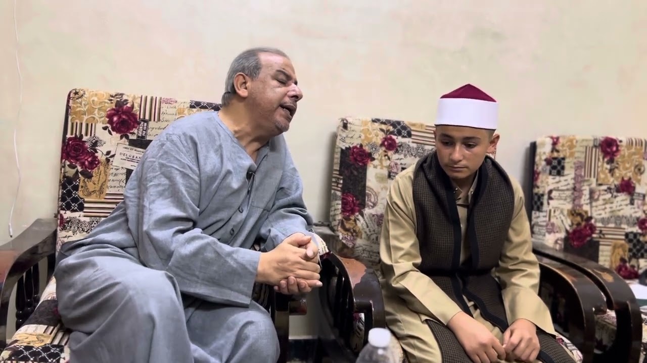 تسليم الشهادة للشيخ محمود قناوى بعد انتهاء دراسة المقامات مع الدكتور طه عبد الوهاب