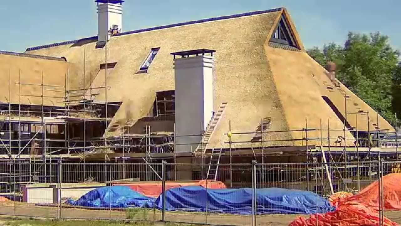 Rietdekkersbedrijf Gregor van den Elzen / time lapse van het plaatsen van een rieten dak