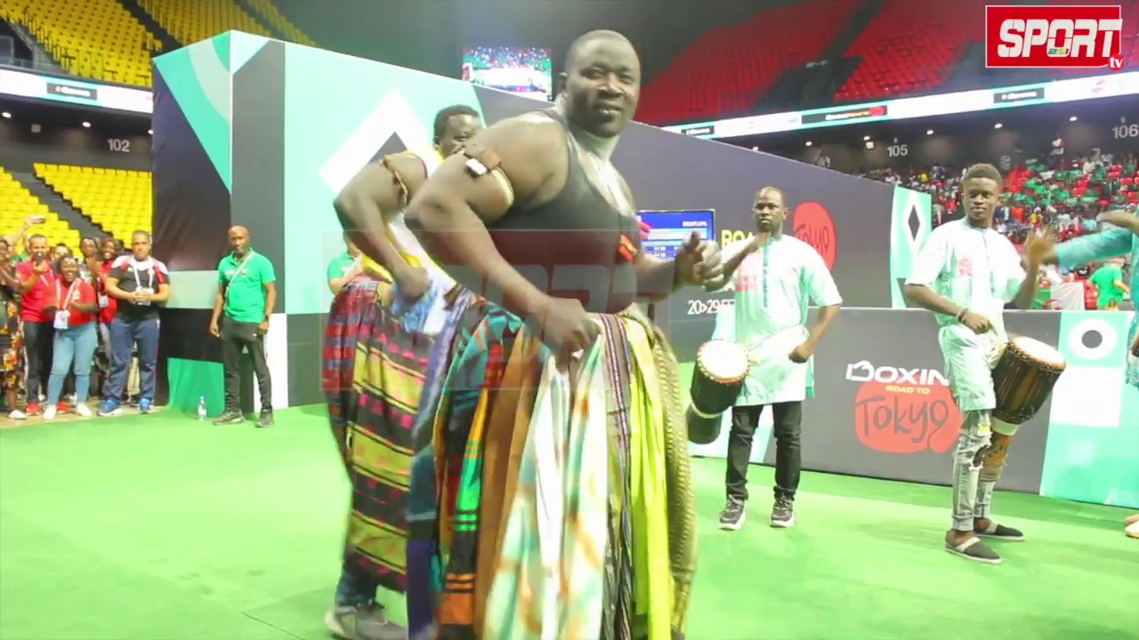 Le Touss du lutteur Gris Bordeaux qui explose la salle de Dakar Ar&eacute;na.