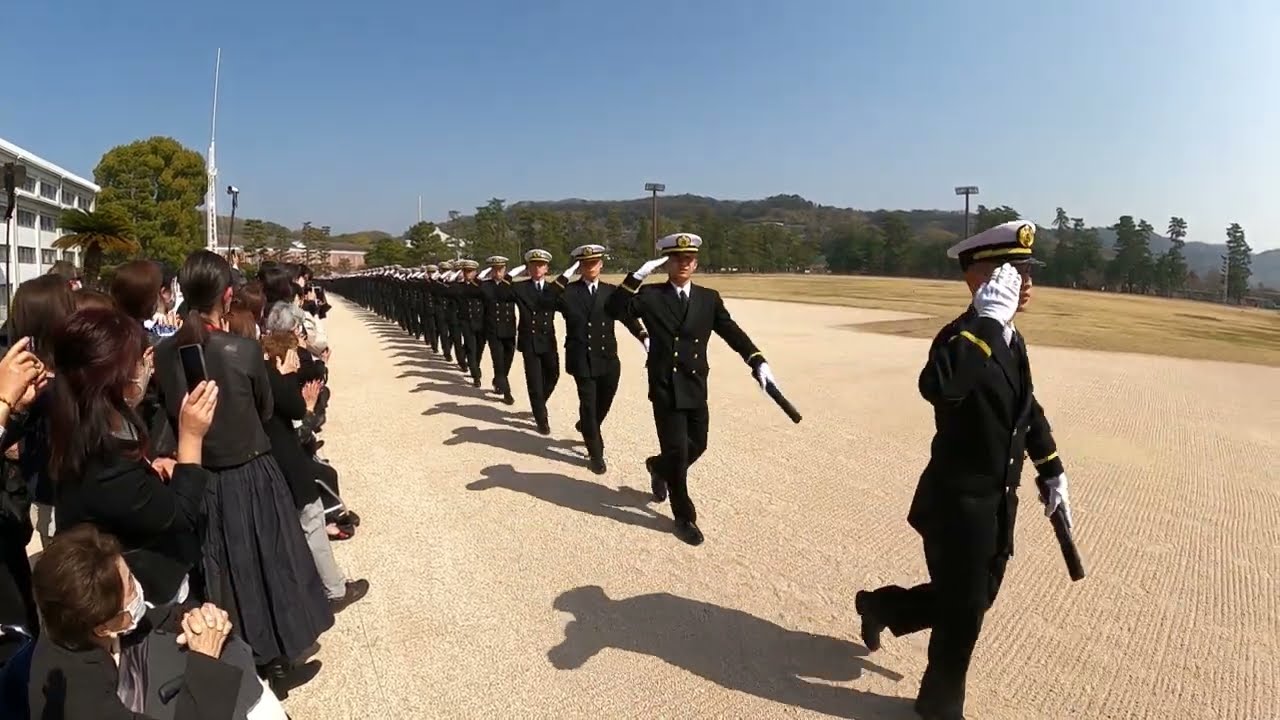 令和４年度 海上自衛隊幹部候補生学校 卒業式 (３部作の３) 行進から帽ふれ、練習艦隊出港まで