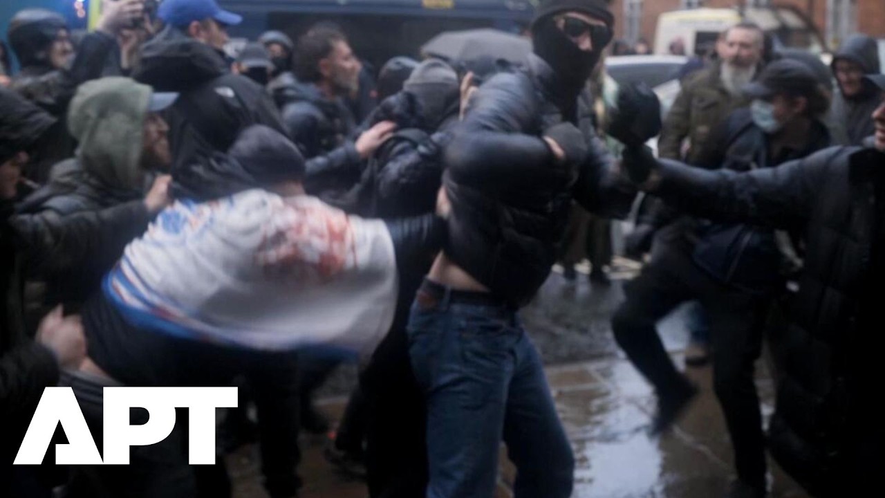 Красный дым и линии протеста: митинг организации Britain First разжигает ярость контрпротестующих...