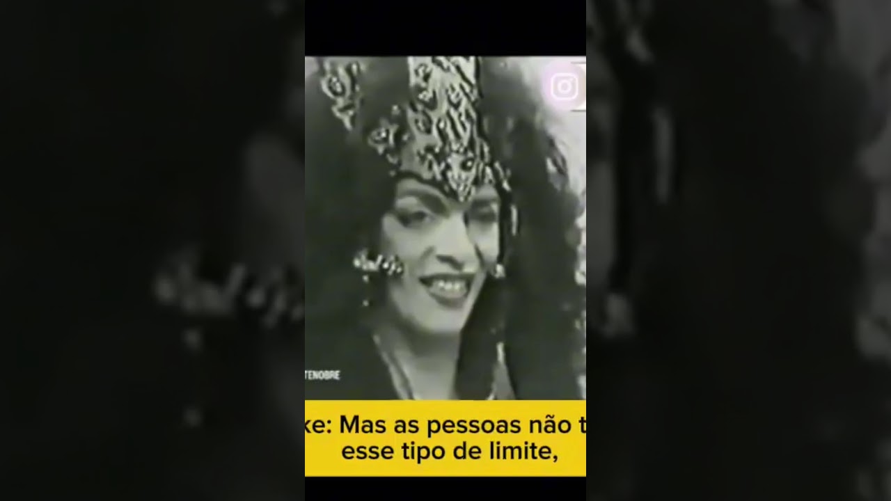 &ldquo;Show de Calouros&rdquo; Elke Maravilha se refere &agrave;s duas no feminino. Silvio Santos a repreende