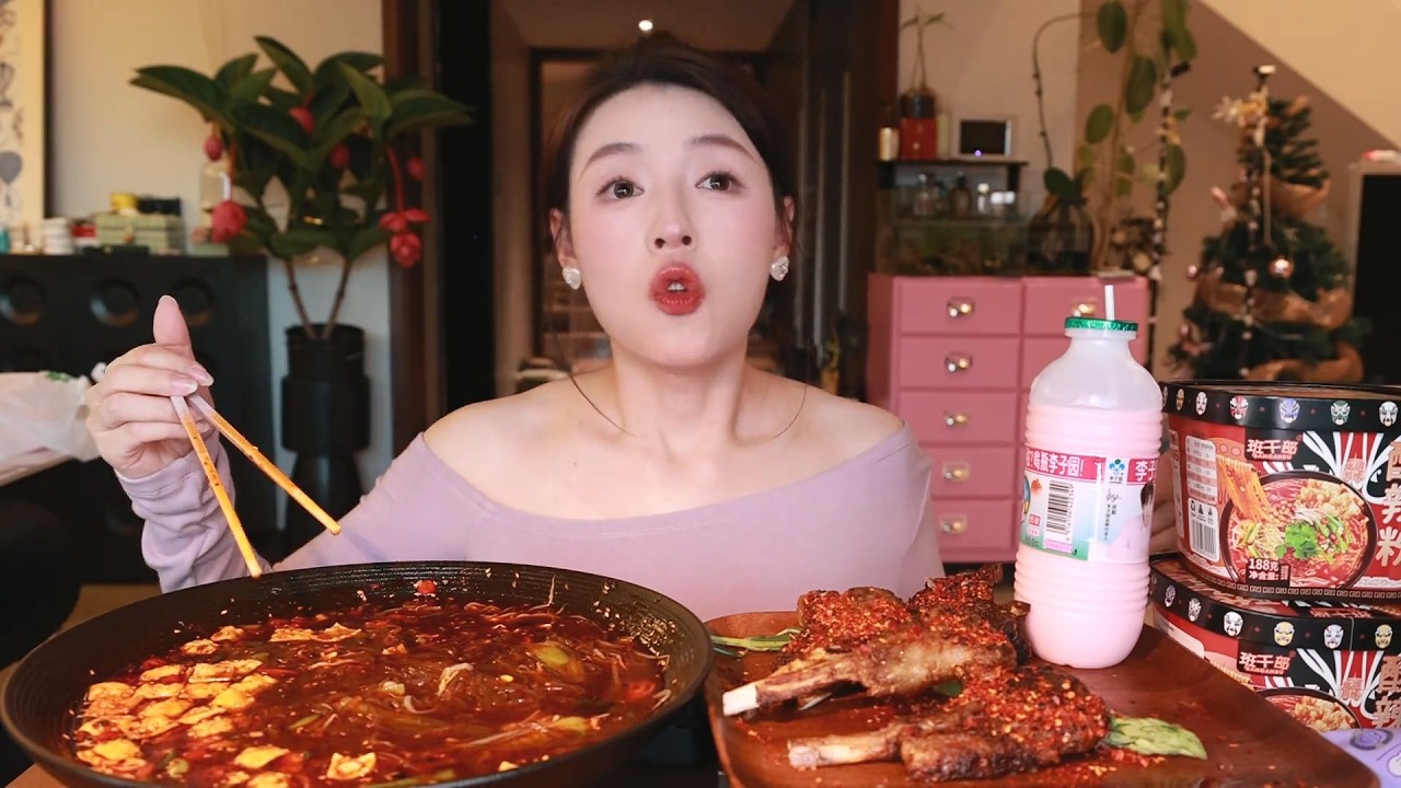 [ENG SUB]不想大口炫一碗爆辣料多的酸辣粉，和现烤手抓羊排呢？【张喜喜】#餐厅 #吃播 #美食 #delicious #vlog #羊排 #酸辣粉