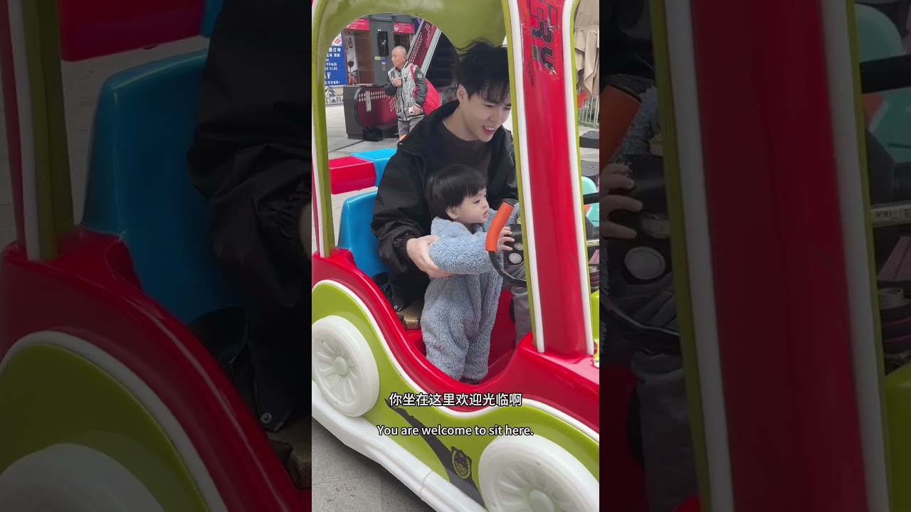 潘爸乐爷vlog：潘爸和leye宝宝遇上怪兽家长，势头不对就跑好搞笑！牵着爸妈走路好开心哦！baby leye & pan #dadlife #baby #babyboy #family