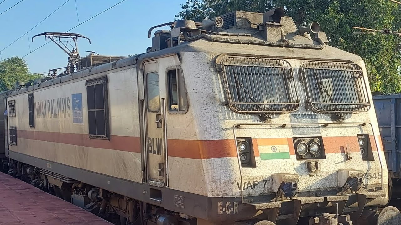 TRAINS BOTH SIDE FROM VIJAYAWADA AND VIZIANAGARAM AT OUTER AREA   VISAKHAPATNAM JUNCTION