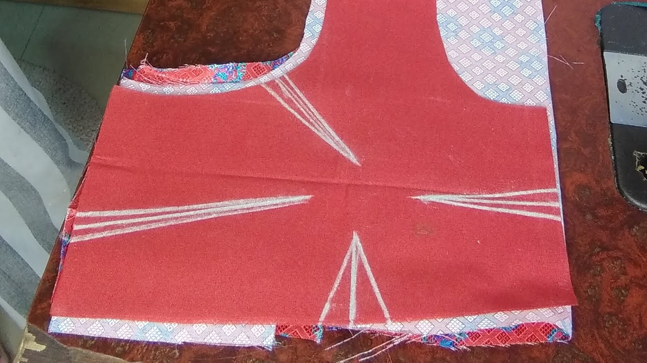 Easy tarike se 4 tucks blouse ki silai 🥰 || #blouse #youtubeshorts #stitching 