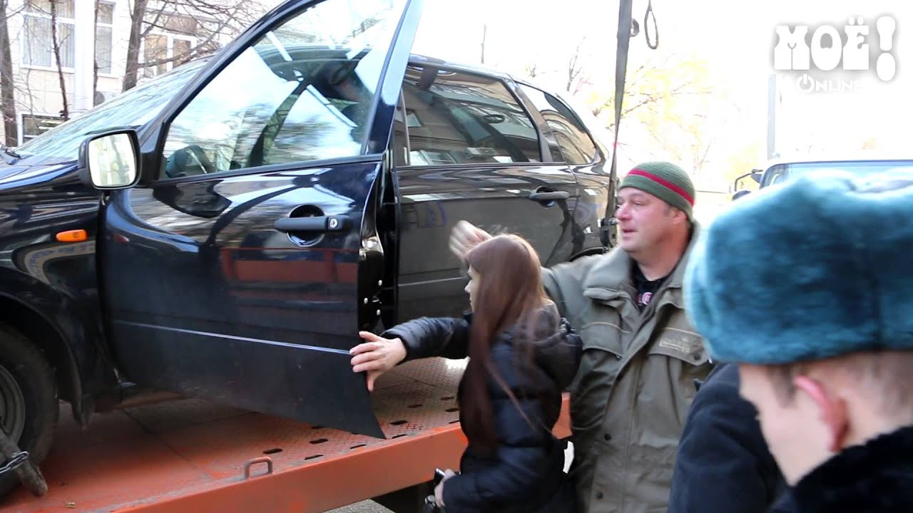 В Воронеже девушка не дала эвакуировать свою  машину, погруженную на эвакуатор, закрывшись в ней