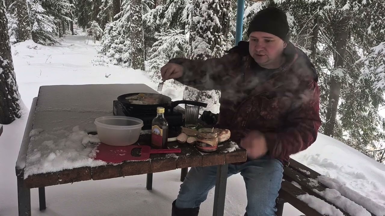 ГОРЯЧИЙ КОНЬЯК С САЛОМ НА БЕРЕГУ ЗИМНЕГО ЛЕСНОГО ОЗЕРА