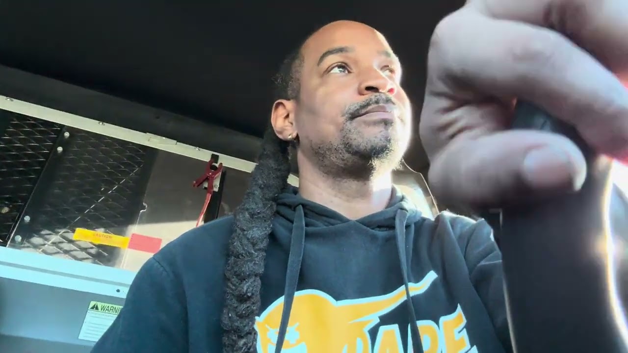 Один день из жизни дорожного техника: фанат Джона Сины 