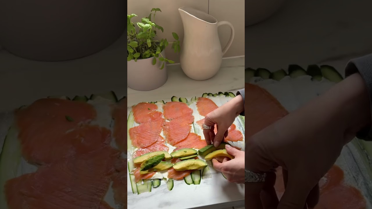 Gurken Sushi🥒😍 Der perfekte Snack f&uuml;r den Sommer! Zutaten: Gurke Frischk&auml;se Lachs Avocado Salat