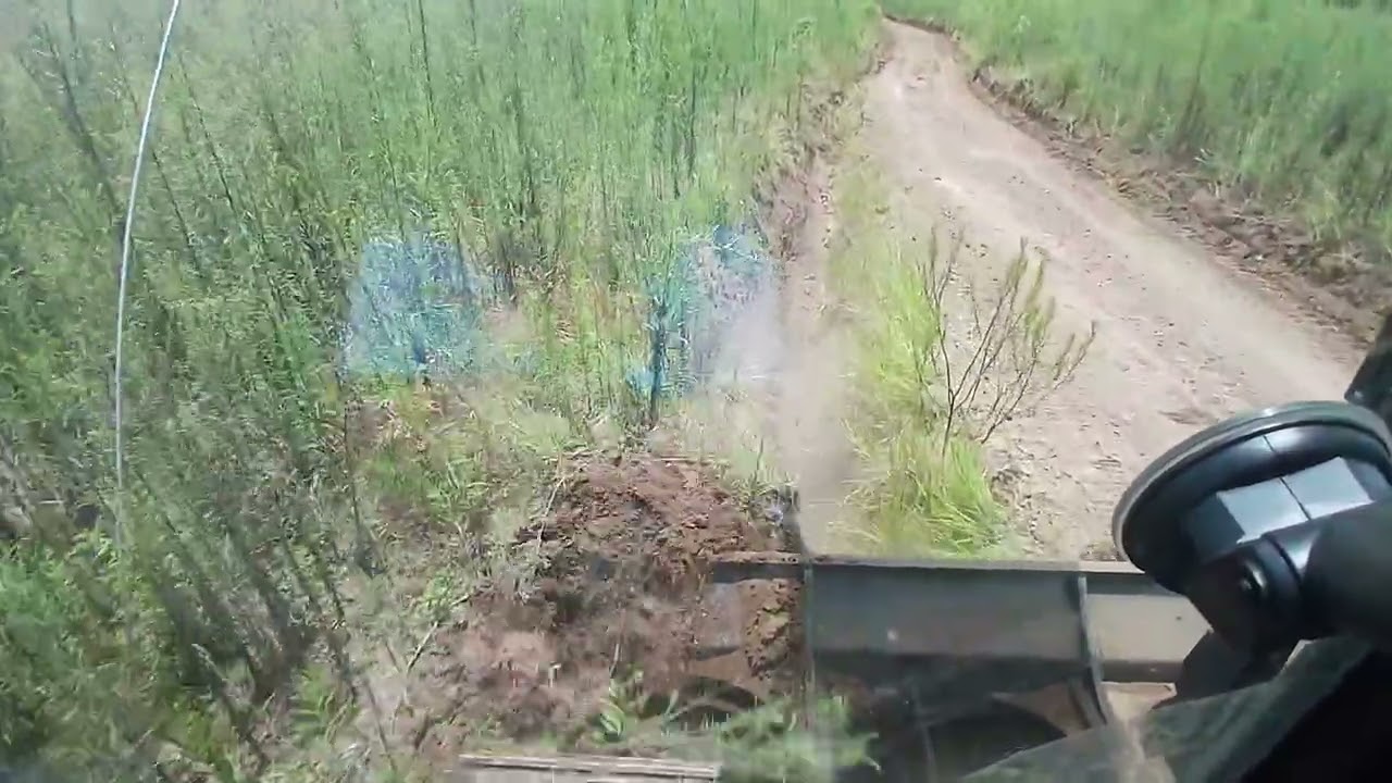 Sany com lâmina tampando a letra listrada é deixando a estrada Nivelada
