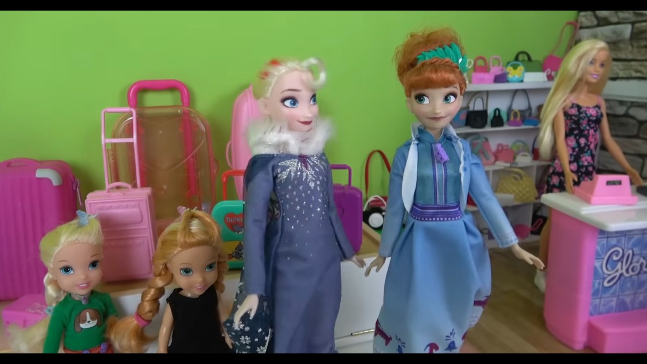 Elsa and Anna toddlers buy suitcases to go on holidays
