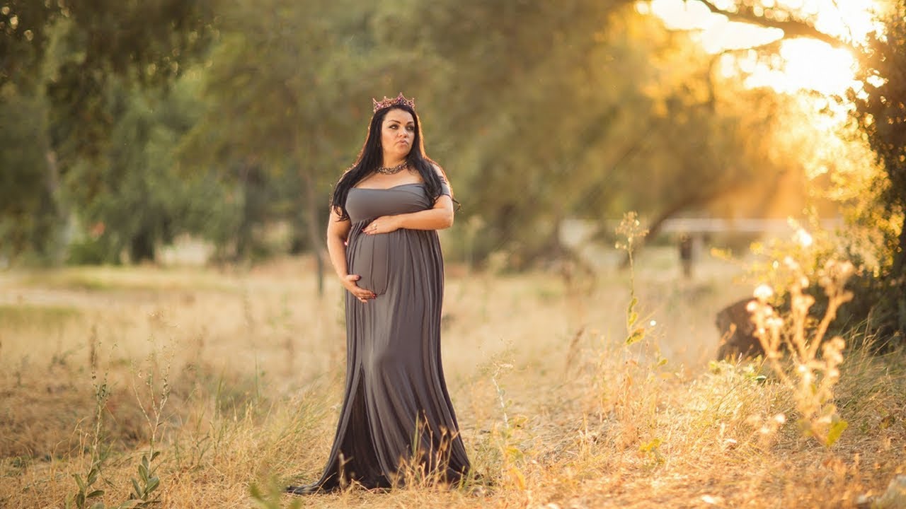 MATERNITY PHOTOSHOOT with a crown, maternity portraits photography behind the scenes