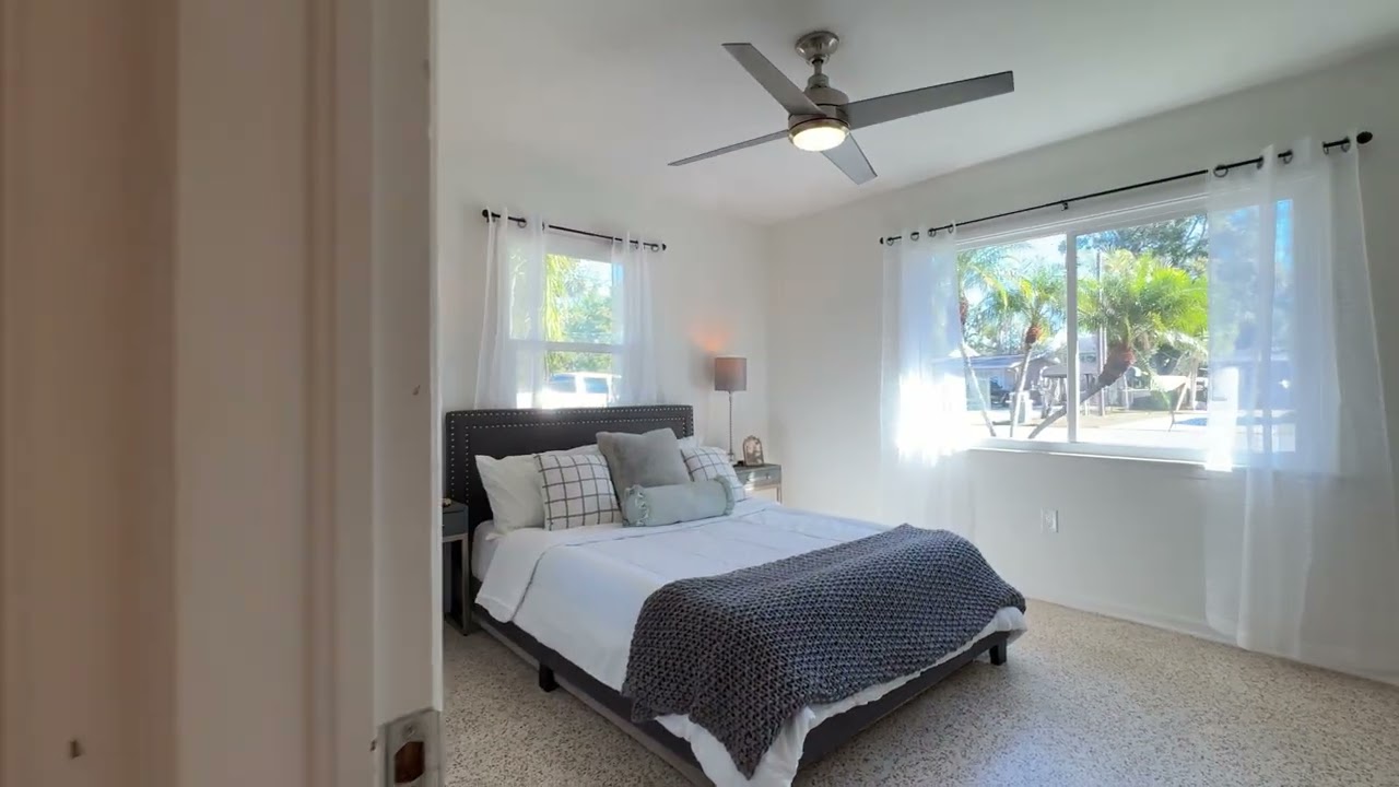 Central Sarasota Home with Bonus Room & Florida Room | 209 Briggs Cour