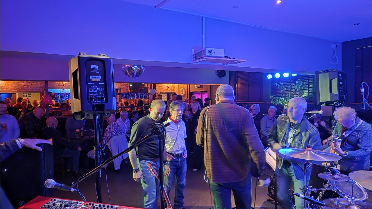 The Flares- 1st Set at Cubanas Barry -  Nov 2025